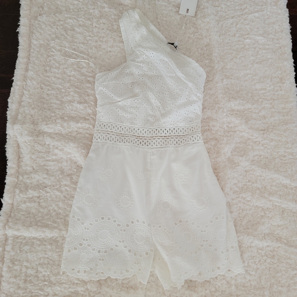 One shoulder Romper - Picture 2 of 4